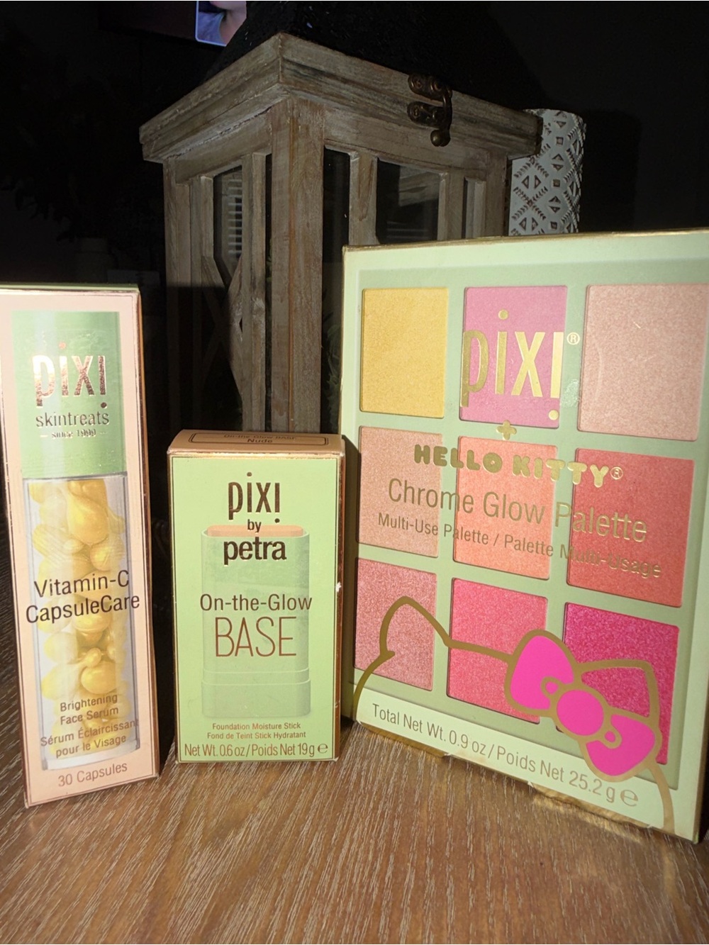 pixi x Hello Kitty Chrome Glow Palette, On The Glow Base, & Vit C Caps, RV$55!